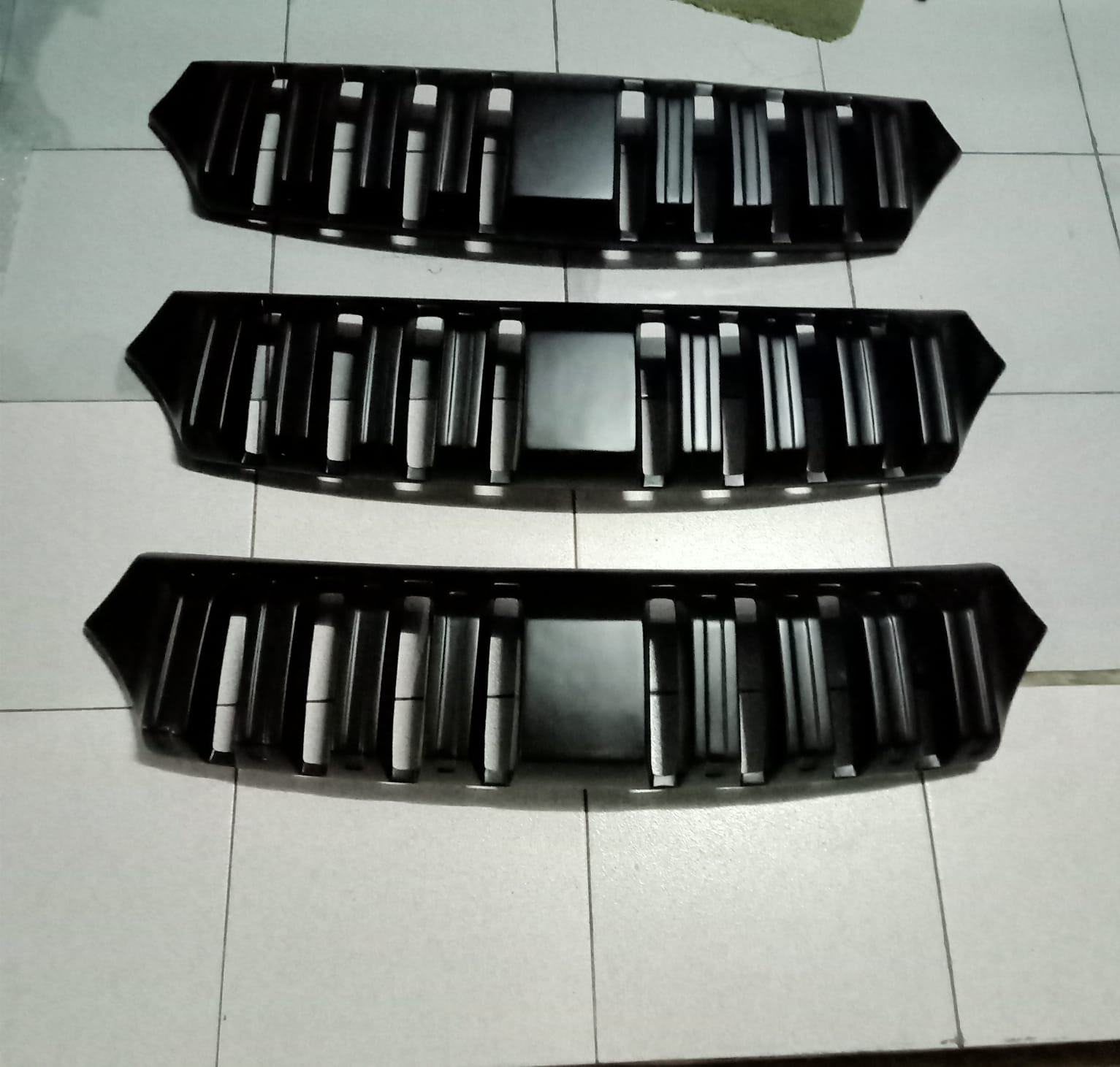 Foto produk roof rail ROOF RAIL warna hitam dilihat dari atas.